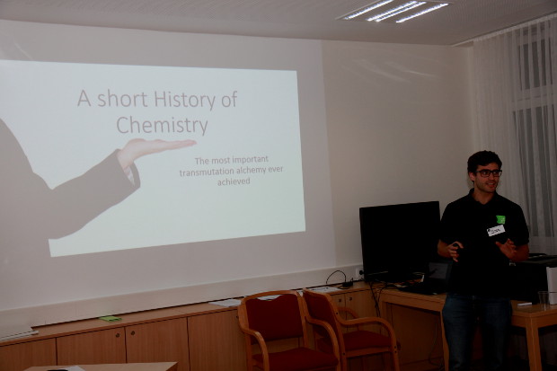 Simon Albertini präsentiert einen Chemistry a_side-Beispielvortrag