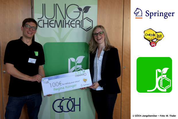 Regina Itzinger receives the prize cheque from Jungchemiker chair Martin Wieser