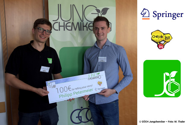 Philipp Petermeier receives the prize cheque from Jungchemiker chair Martin Wieser