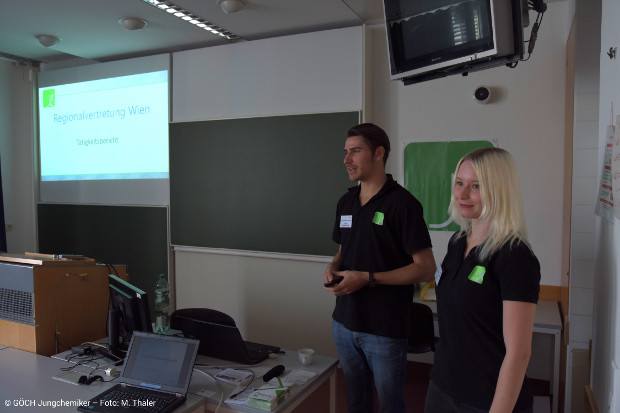 Tobias Bauernfeind und Sarah Keck present the activities of the regional team Wien